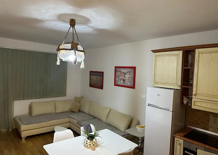 Apartment Vacations Apartment, 50 M From The Golem (Tirana)